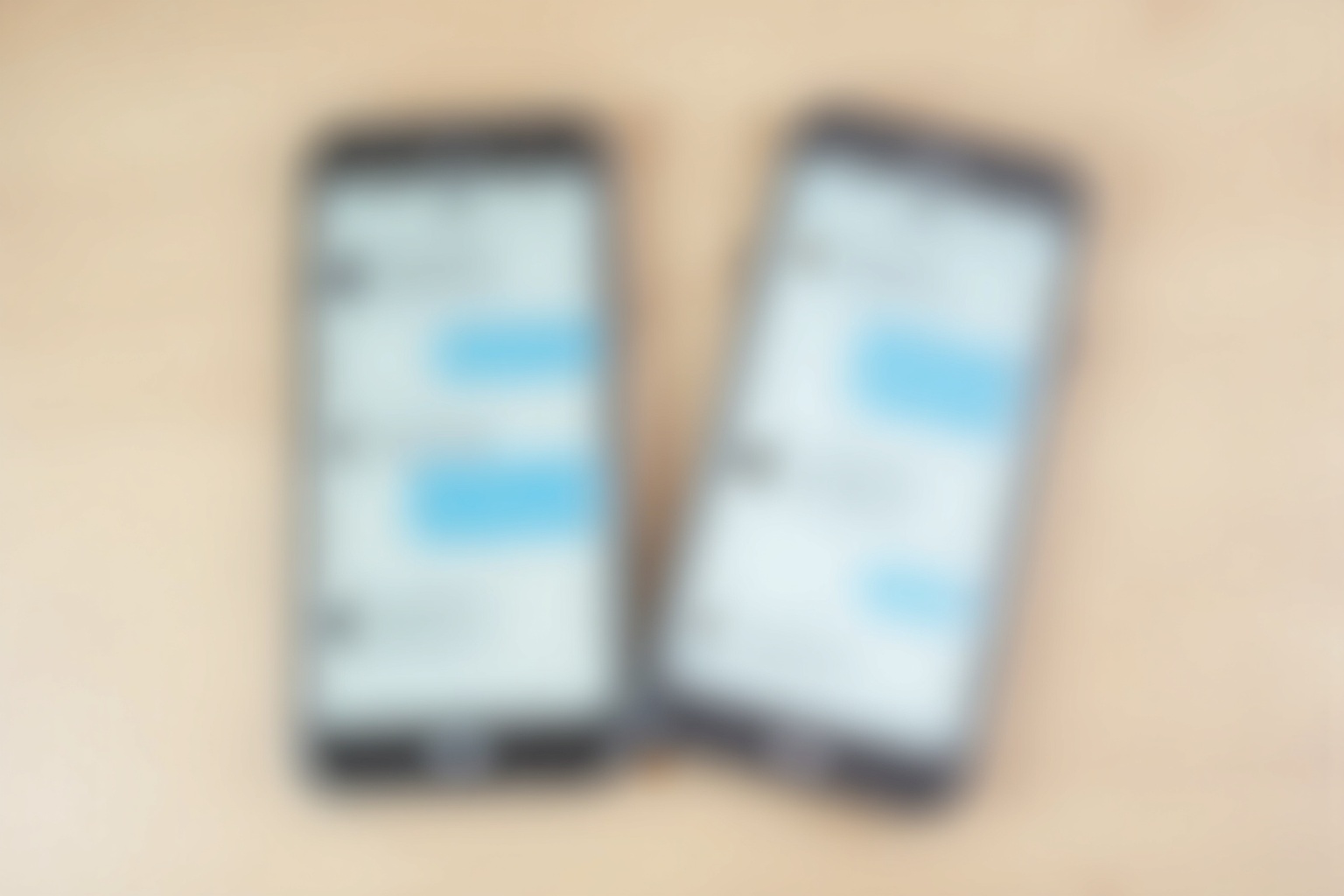 Frau schaut melancholisch aus dem Fenster