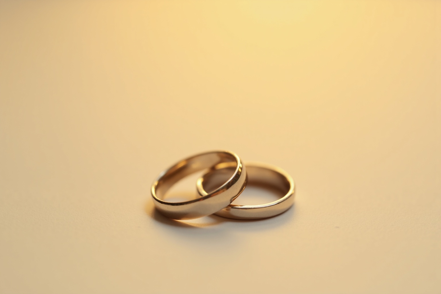 Hände zweier Menschen greifen ineinander