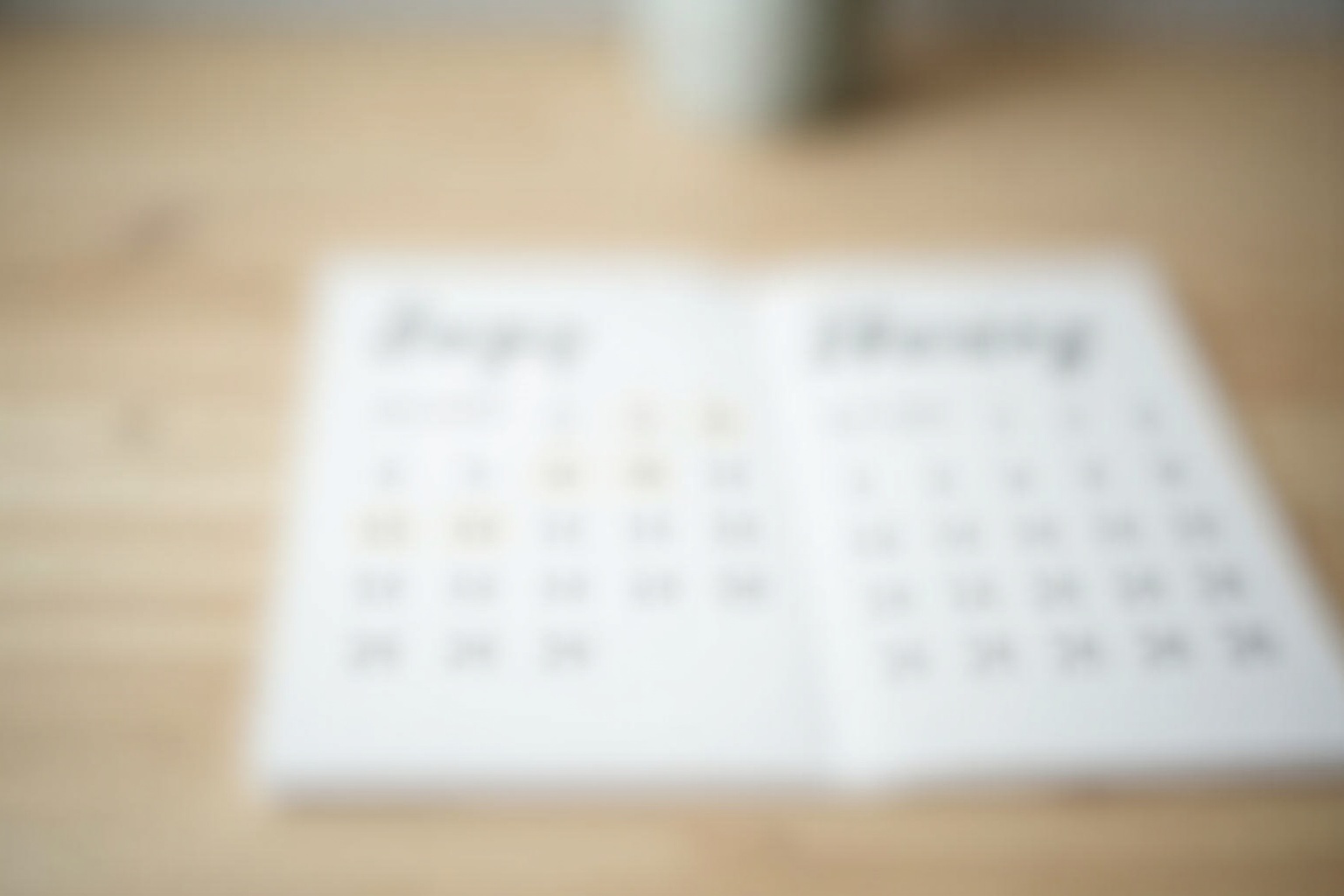 Frau schaut nachdenklich aus dem Fenster